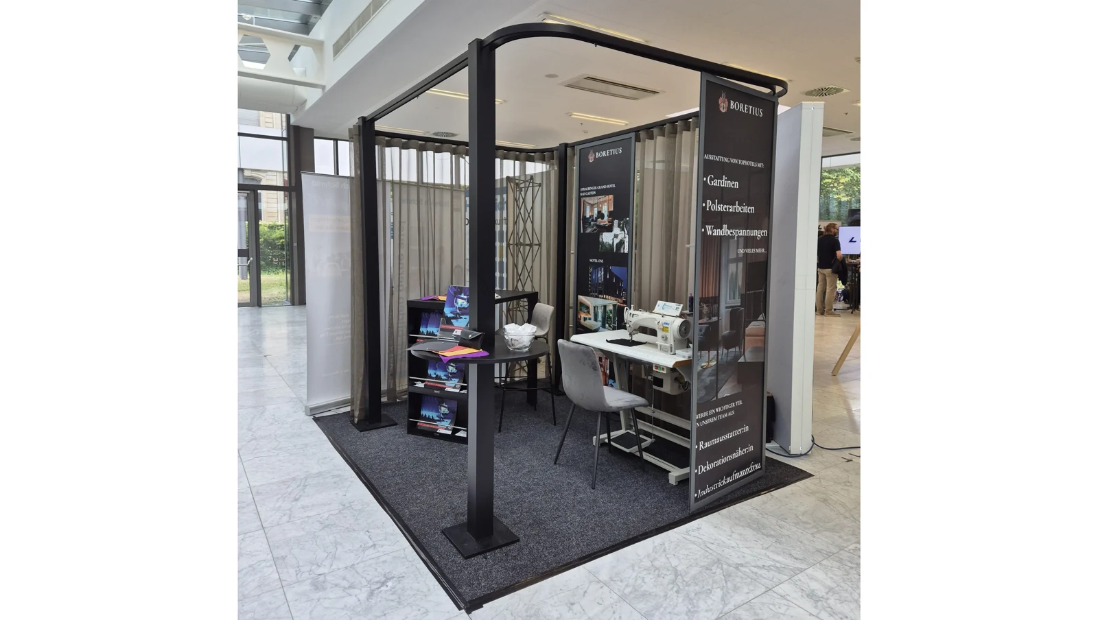 Gliding Pictures® als Raumteiler an einem Messestand