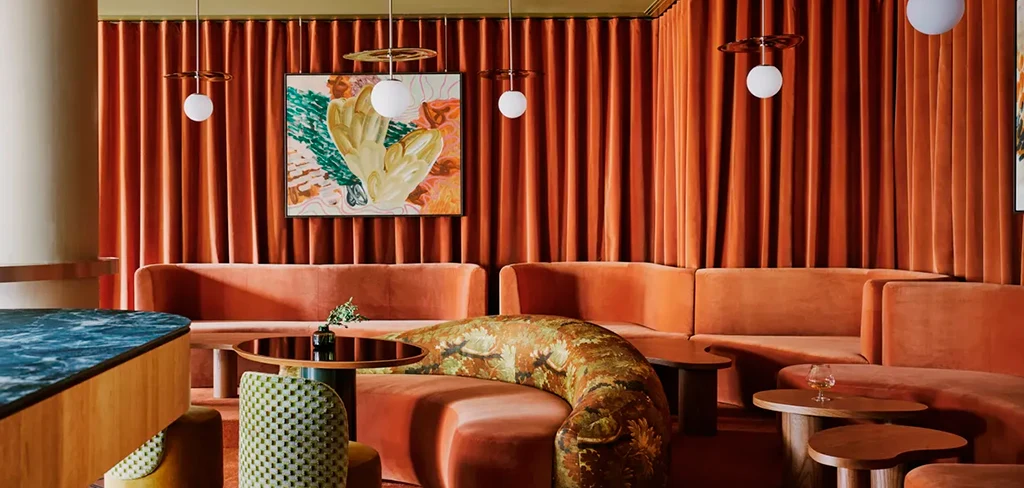 Hotelinterieur mit Vorhängen im Locke am Platz in Zürich