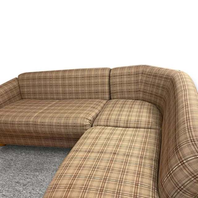 Ecksofa mit kariertem Stoffbezug