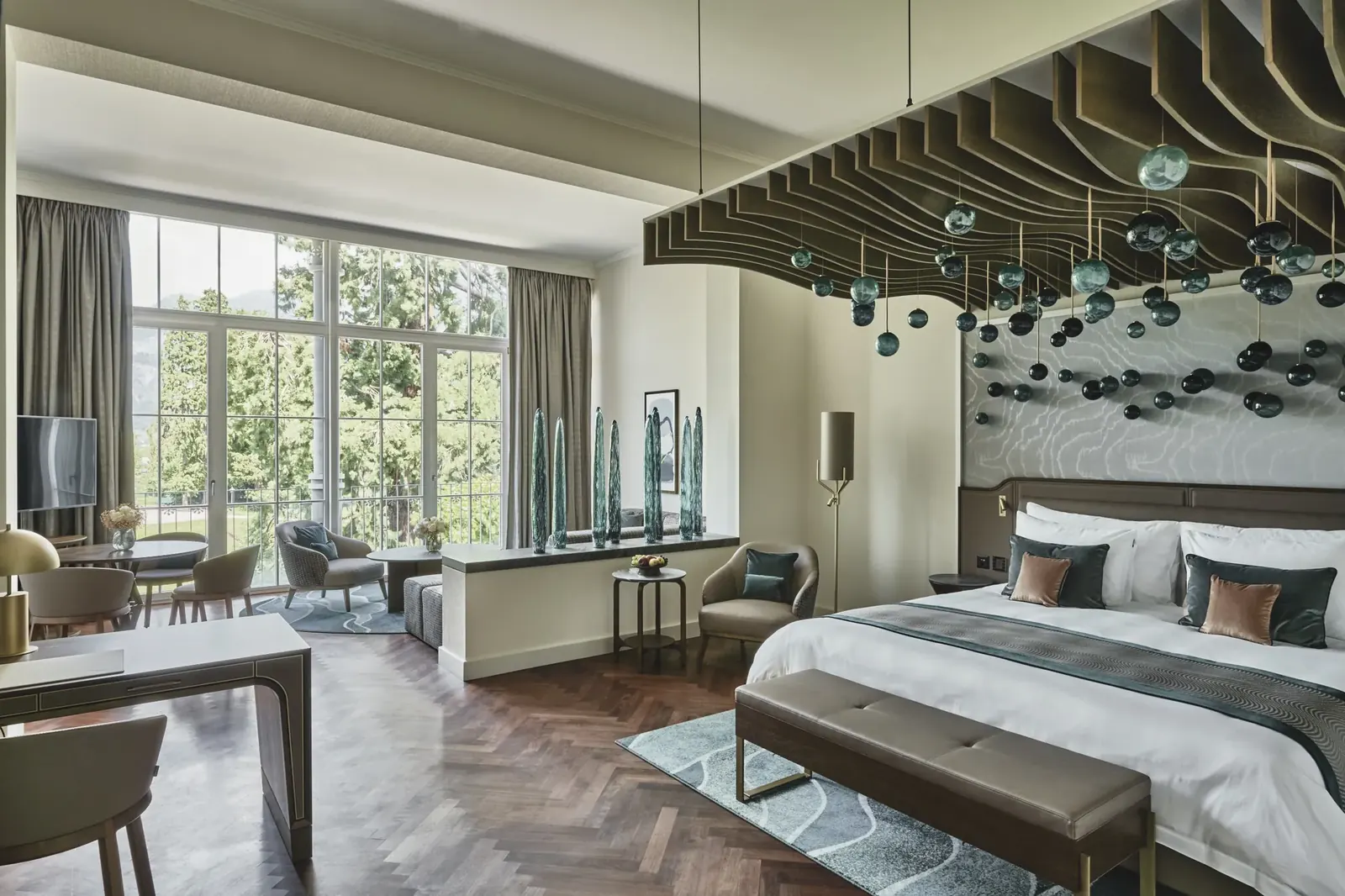 Hotelzimmer im Grand Resort Bad Ragaz mit Vorhängen und Polstermöbeln