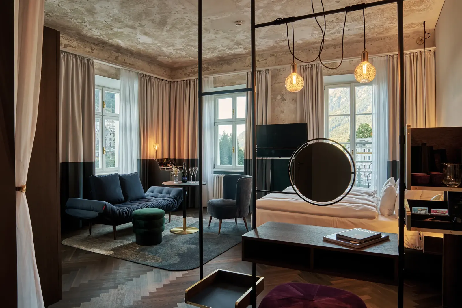 Hotelzimmer im Straubinger Grand Hotel Bad Gastein mit Vorhängen